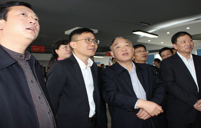 省政府辦公廳、市人大領(lǐng)導(dǎo)一行到電商基地及我司調(diào)研參觀