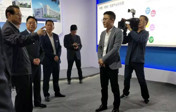 江西省人民政府易煉紅省長一行蒞臨第一槍中國（南城）校具科創(chuàng)園調研